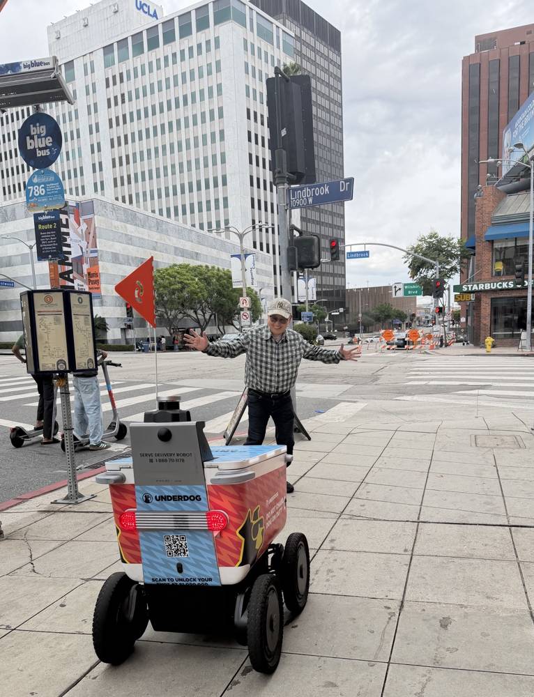 Serve Robotics 送餐机器人 Jovina 在洛杉矶 UCLA 旁 Lindbrook Drive 路口